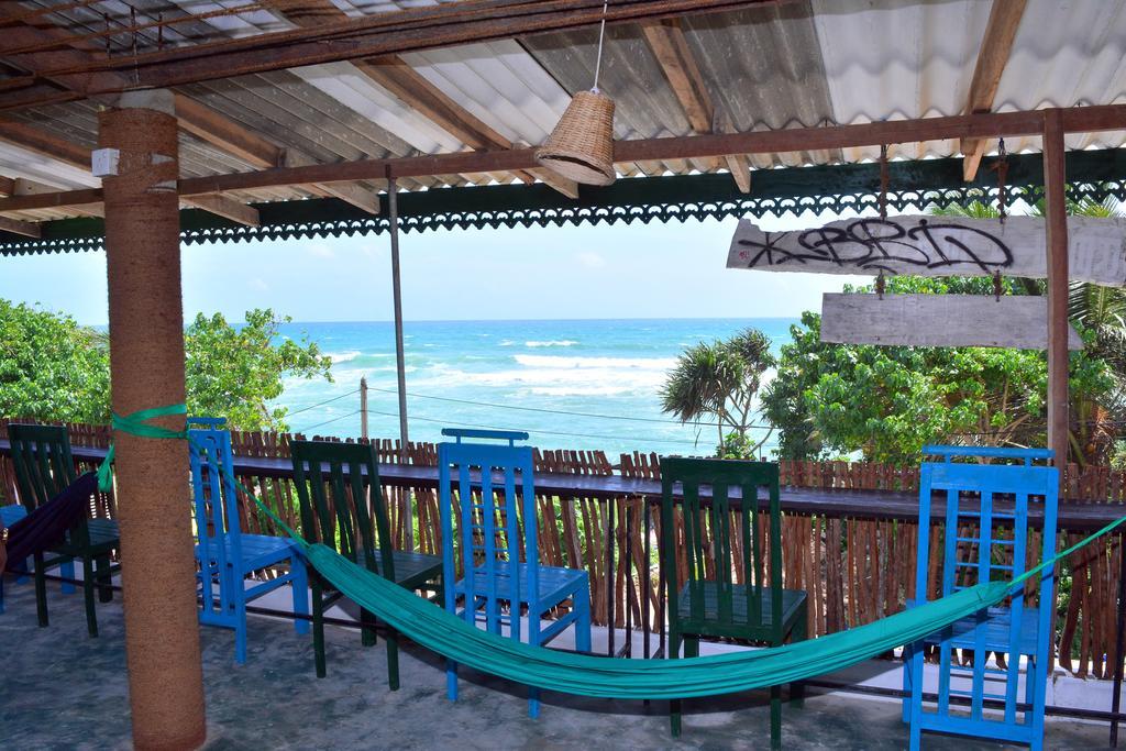 Cheeky Monkey Surf Camp Hotel Weligama Exterior foto